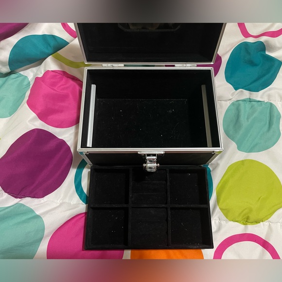 Vintage Makeup and Jewelry organizer - Picture 2 of 4